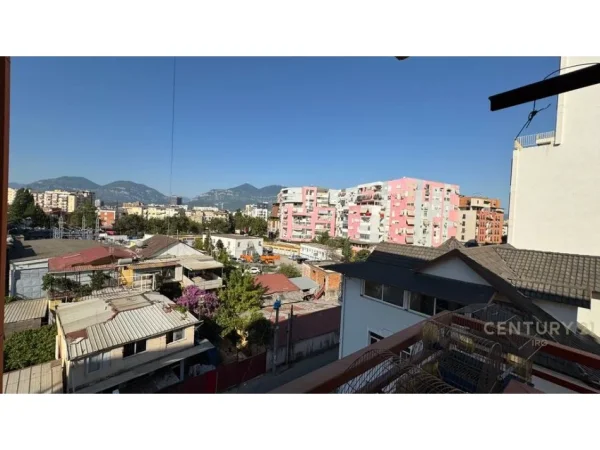 Tirane, jepet me qera apartament 3+1 Kati 5, 115 m² 850 € (Rruga Hysni Gerbolli)