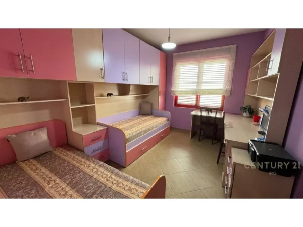 Tirane, jepet me qera apartament 3+1 Kati 5, 115 m² 850 € (Rruga Hysni Gerbolli)