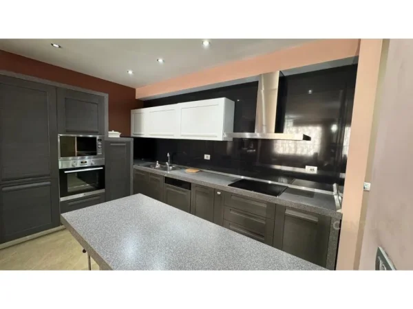 Tirane, jepet me qera apartament 3+1 Kati 5, 115 m² 850 € (Rruga Hysni Gerbolli)