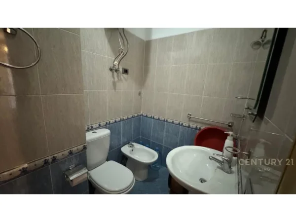Tirane, jepet me qera apartament 3+1 Kati 5, 115 m² 850 € (Rruga Hysni Gerbolli)