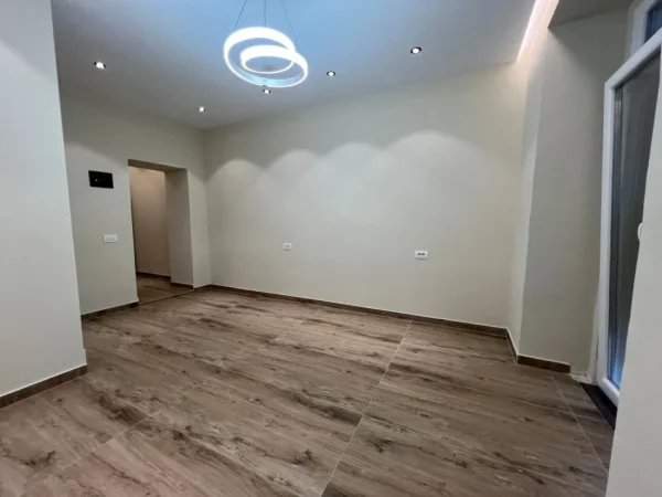 Tirane, JEPET ME QERA SUPER AMBIENT BIZNESI PAS DREJTORISË SË POLICISË NE MYSLYM SHYR