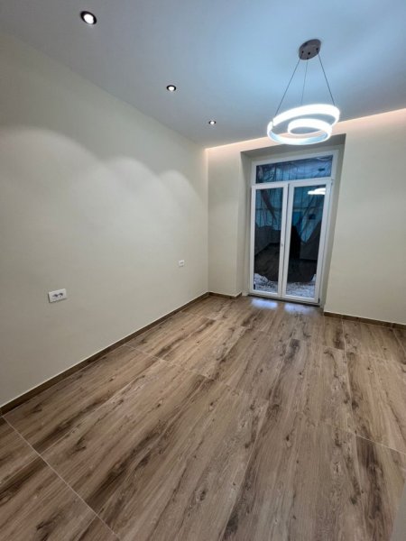 Tirane, JEPET ME QERA SUPER AMBIENT BIZNESI PAS DREJTORISË SË POLICISË NE MYSLYM SHYR
