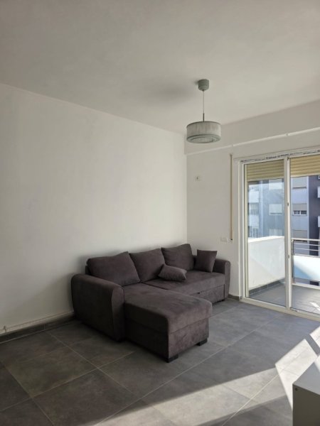 Tirane, jepet me qera apartament 2+1+Aneks+Ballkon Kati 5, 90 m² 500 € (pallati me shigjeta)