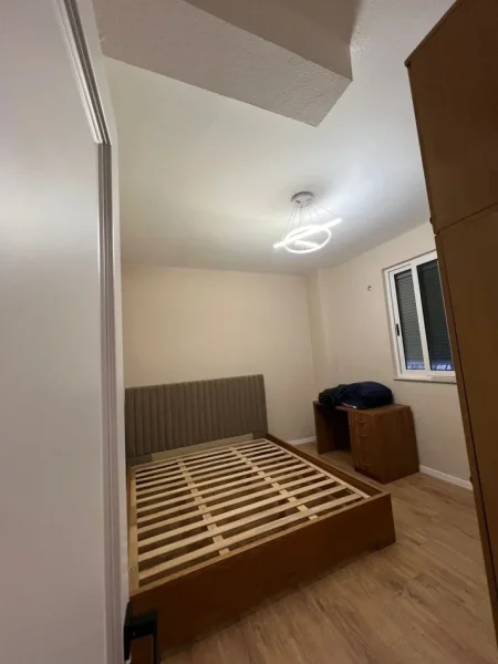 Tirane, jepet me qera apartament 1+1+Ballkon Kati 1, 65 m² 500 € (Rr.e Elbasanit, Ambasada Amerikane)