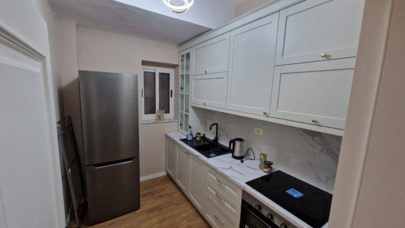 Tirane, jepet me qera apartament 1+1+Ballkon Kati 1, 65 m² 500 € (Rr.e Elbasanit, Ambasada Amerikane)