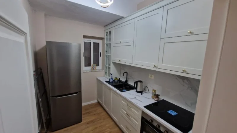 Tirane, jepet me qera apartament 1+1+Ballkon Kati 1, 65 m² 500 € (Rr.e Elbasanit, Ambasada Amerikane)