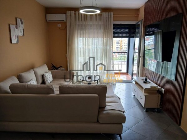Tirane, jepet me qera apartament 1+1+Ballkon Kati 5, 75 m² 600 € (Stacioni i Trenit)