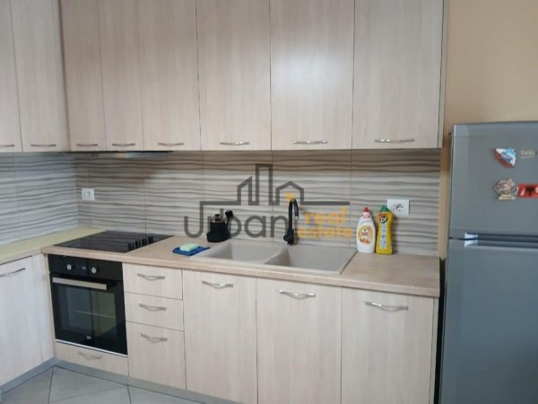 Tirane, jepet me qera apartament 1+1+Ballkon Kati 5, 75 m² 600 € (Stacioni i Trenit)