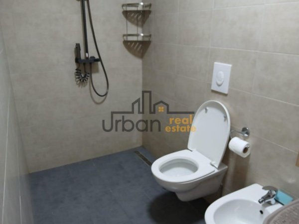 Tirane, jepet me qera apartament 1+1+Ballkon Kati 5, 75 m² 600 € (Stacioni i Trenit)
