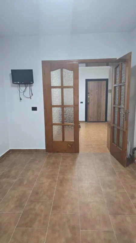 Tirane, jap me qera zyre Kati 2, 35 m² 450 € (Ne Unaze, Zogu i Zi, afer bar Dubai)