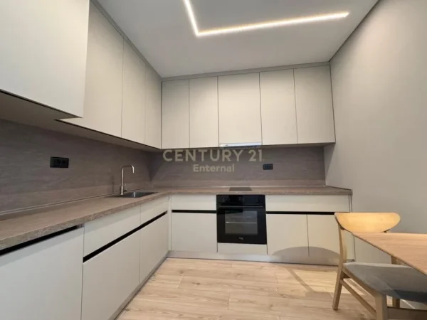 Tirane, shitet apartament 1+1 Kati 2, 122 m² 365.000 € (Pazari i ri)