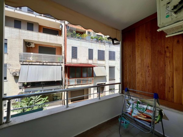 Tirane, jepet me qera apartament 1+1+Ballkon Kati 4, 63 m² 500 € (Rruga Peti)