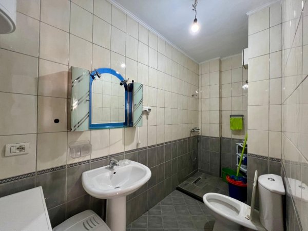 Tirane, jepet me qera apartament 1+1+Ballkon Kati 4, 63 m² 500 € (Rruga Peti)