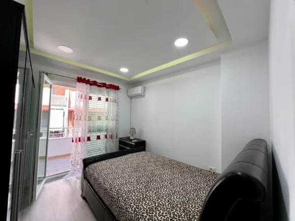 Tirane, jepet me qera apartament 1+1+Ballkon Kati 4, 63 m² 500 € (Rruga Peti)