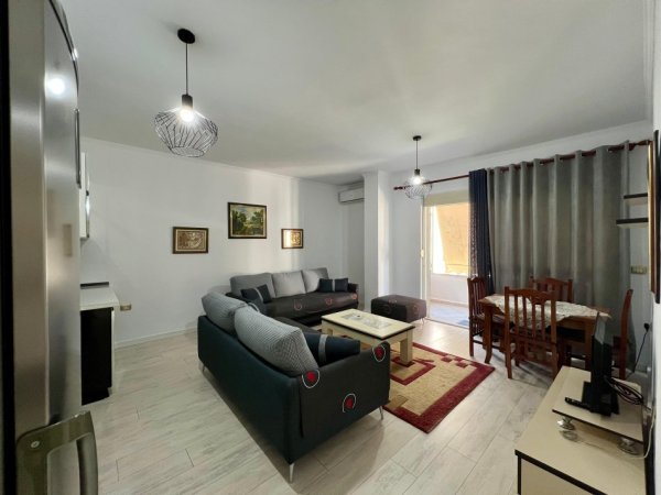 Tirane, jepet me qera apartament 1+1+Ballkon Kati 4, 63 m² 500 € (Rruga Peti)