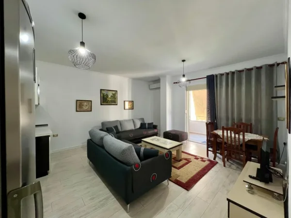 Tirane, jepet me qera apartament 1+1+Ballkon Kati 4, 63 m² 500 € (Rruga Peti)