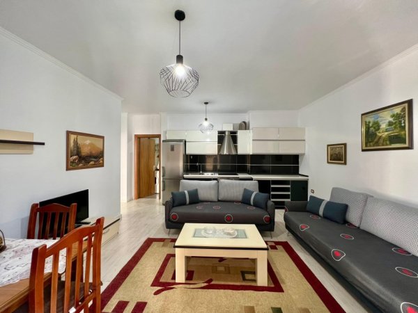 Tirane, jepet me qera apartament 1+1+Ballkon Kati 4, 63 m² 500 € (Rruga Peti)