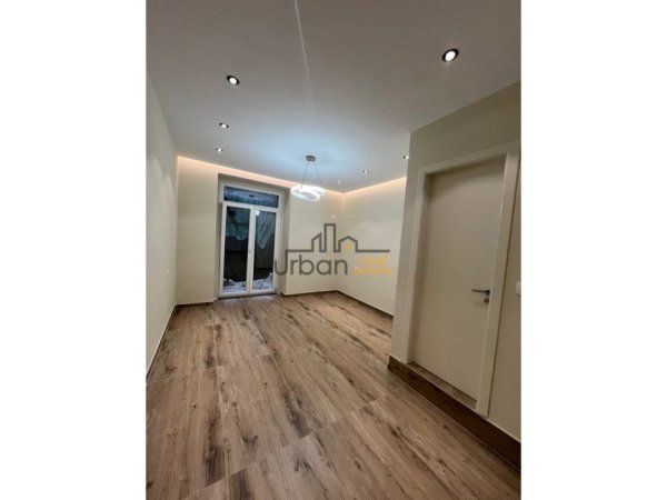 Tirane, jap me qera dyqan Kati 0, 30 m² 800 € (Myslym Shyri)