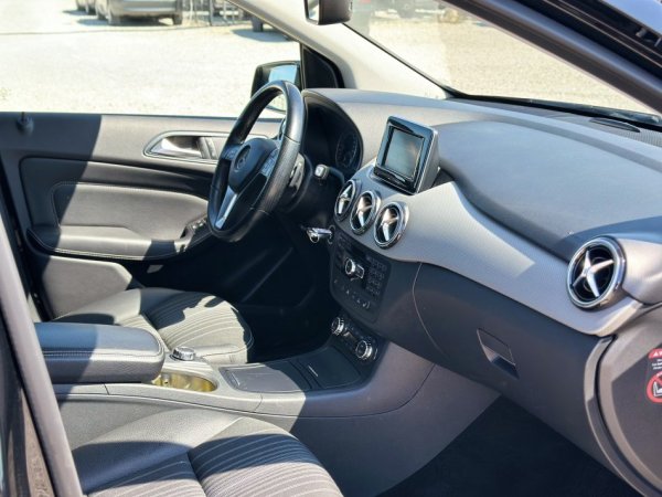 Durres, shitet makine Mercedes Benz B-Class 200 Nafte, e zeze automatik Klima 178 km
