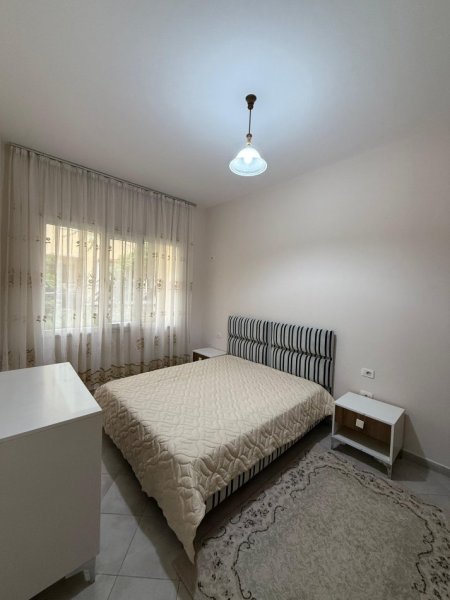 Tirane, jepet me qera apartament 2+1+Ballkon Kati 1, 450 € (Kodra e Diellit)