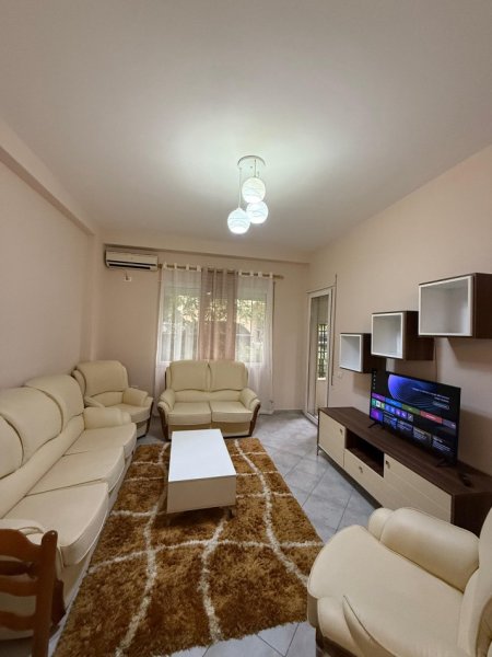 Tirane, jepet me qera apartament 2+1+Ballkon Kati 1, 450 € (Kodra e Diellit)