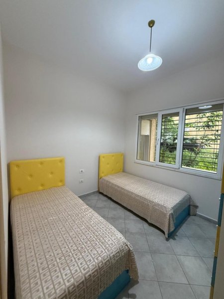 Tirane, jepet me qera apartament 2+1+Ballkon Kati 1, 450 € (Kodra e Diellit)