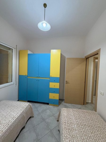 Tirane, jepet me qera apartament 2+1+Ballkon Kati 1, 450 € (Kodra e Diellit)