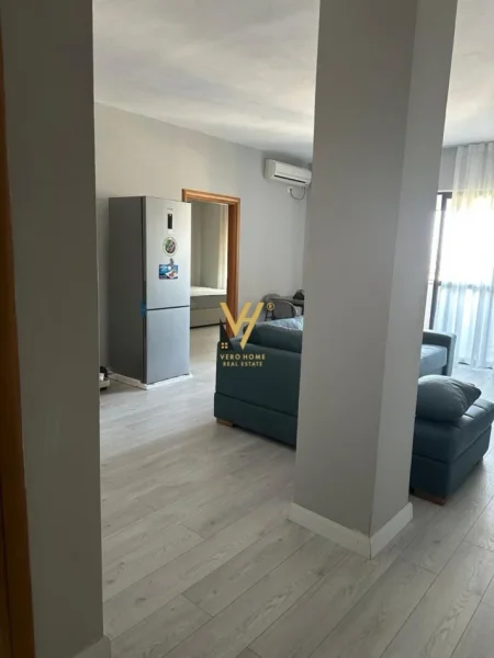 Tirane, jepet me qera apartament 2+1+Ballkon Kati 7, 80 m² 650 € (BRRYLI)