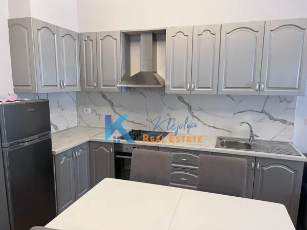 Tirane, jap me qera apartament 2+1+Ballkon Kati 6, 100 m² 450 € (Fresk, afer Restorant Fresku)