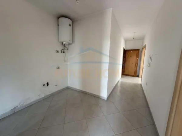 Tirane, jepet me qera apartament 2+1 Kati 1, 98 m² 350 € (KAMEZ)