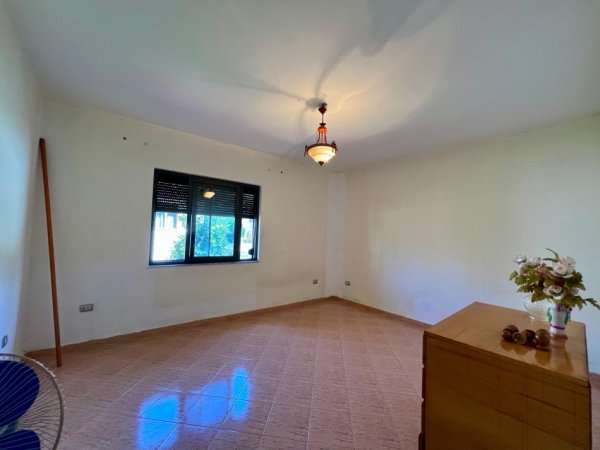 Tirane, jepet me qera shtepi 3 Katshe Kati 3, 250 m² 500 € (Fresku)