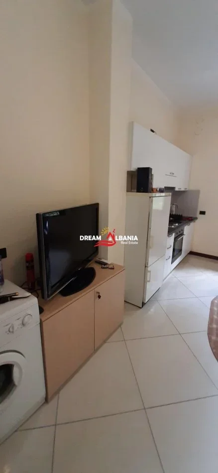 Tirane, jepet me qera garsoniere Kati 1, 30 m² 300 € (ne Kinostudio, prane “Kopshtit Lala”)