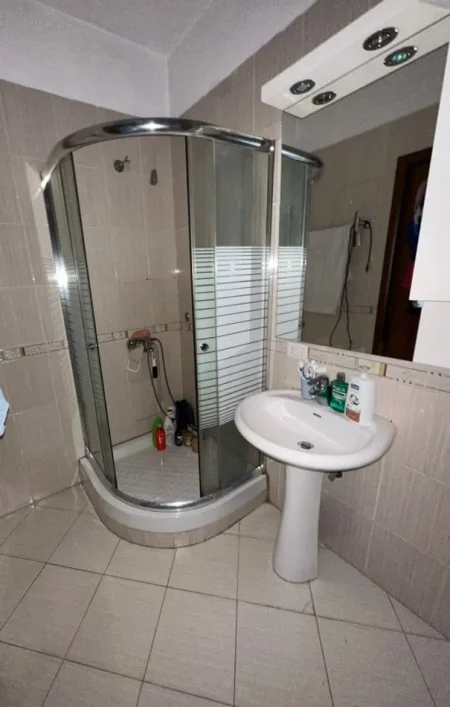 Tirane, jepet me qera apartament 1+1+Ballkon Kati 3, 60 m² 360 € (Astir, pane Kompleksit Fratari)