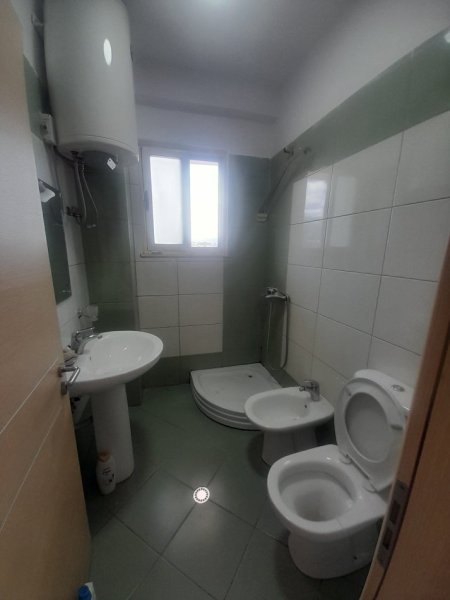 Tirane, jepet me qera apartament 2+1+Ballkon Kati 6, 100 m² 550 € (Rruga Kongresi i Manastirit/Pediatria)