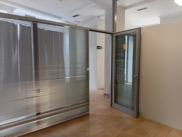 Tirane, jepet me qera ambjent biznesi Kati 0, 70 m² 900 € 