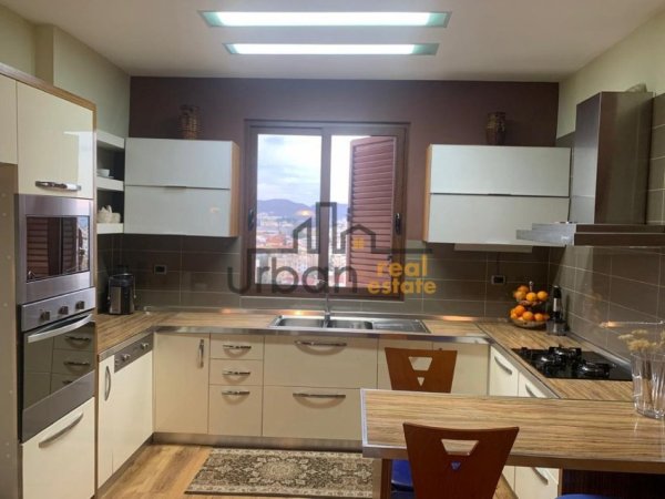 Tirane, shitet apartament 2+1+Ballkon Kati 8, 110 m² 180.000 € (Ali Demi)