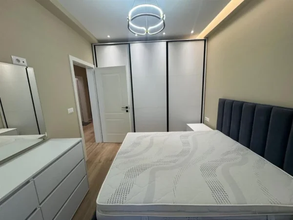 Tirane, jepet me qera apartament 2+1+Ballkon Kati 4, 95 m² 700 € (bulevardi i ri)