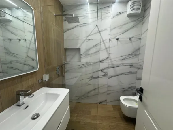 Tirane, jepet me qera apartament 2+1+Ballkon Kati 4, 95 m² 700 € (bulevardi i ri)