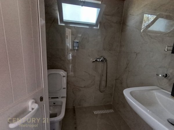 Tirane, jepet me qera apartament 1+1 Kati 8, 115 m² 450 € (Prokuroria e Tiranes)
