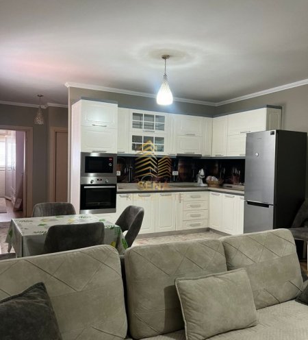 Tirane, jepet me qera apartament 2+1+Ballkon Kati 8, 110 m² 680 € (Rruga Don Bosko)