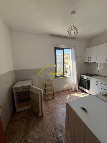 Tirane, jepet me qera apartament 1+1 Kati 8, 60 m² 350 € (PALLATI ME SHIGJETA)