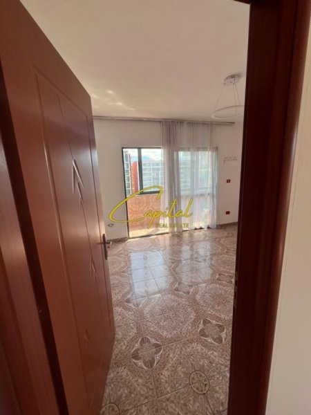 Tirane, jepet me qera apartament 1+1 Kati 8, 60 m² 350 € (PALLATI ME SHIGJETA)