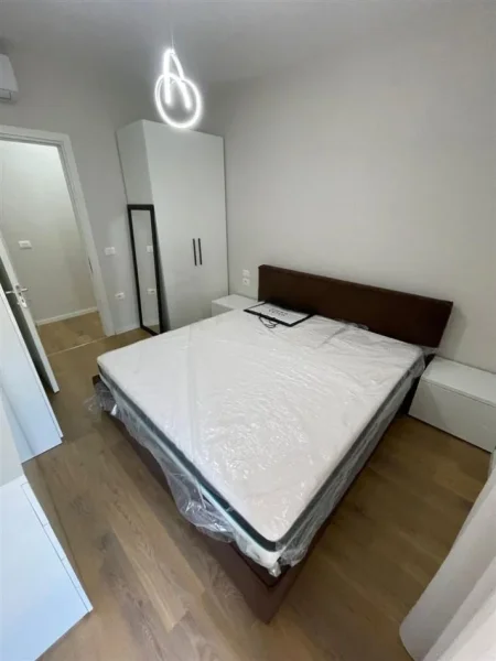 Tirane, jepet me qera apartament 2+1+Ballkon Kati 8, 95 m² 650 € (Trio Towers)