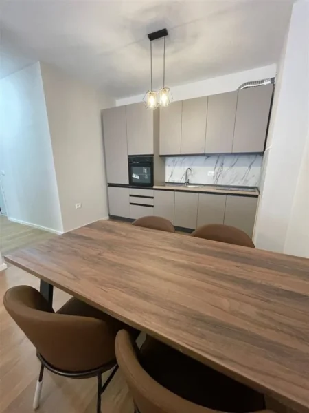Tirane, jepet me qera apartament 2+1+Ballkon Kati 8, 95 m² 650 € (Trio Towers)