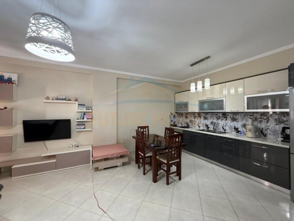 Tirane, jepet me qera apartament 2+1 Kati 4, 98 m² 35.000 € 