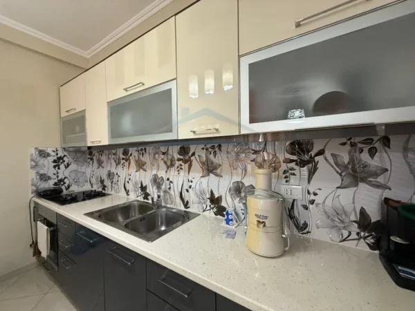Tirane, jepet me qera apartament 2+1 Kati 4, 98 m² 35.000 € 