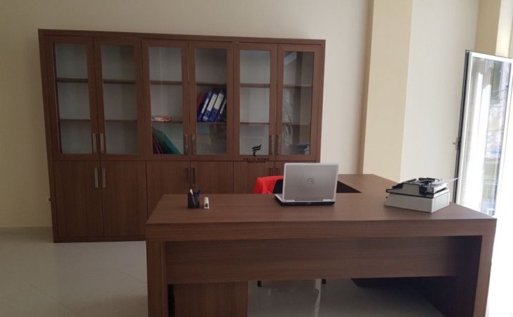 Tirane, jepet me qera zyre Kati 1, 40 m² 400 € (LIQENI ARTIFICIAL)