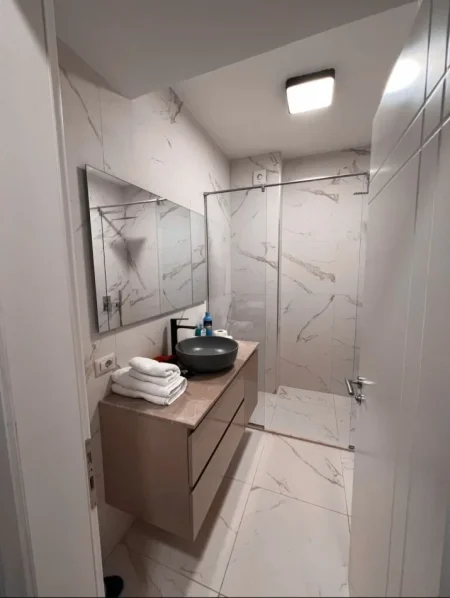 Tirane, shitet apartament 1+1+Ballkon Kati 4, 77 m² 180.000 € (Bulevardi i Ri)