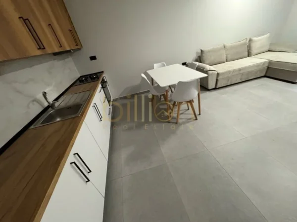 Tirane, jepet me qera 1+1 , 65 m² 450 €
