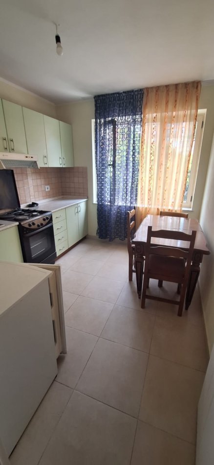 Tirane, jepet me qera apartament 2+1+Ballkon Kati 3, 65 m² 400 € (Rruga Ferit Xhajko)